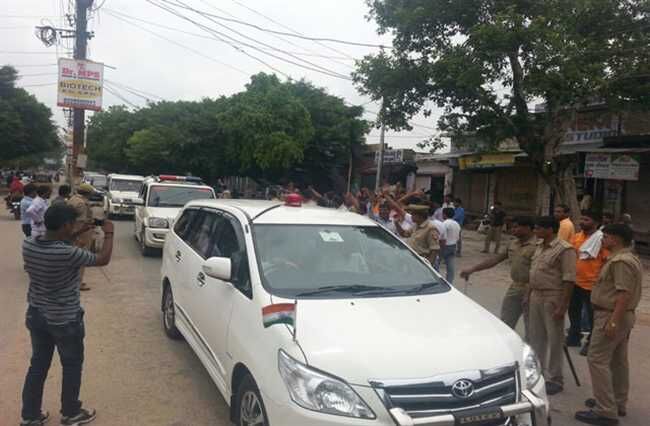 नसीमुद्दीन सिद्दीकी की गाड़ी पर पथराव, कहा- सपा-भाजपा की साजिश नसीमुद्दीन सिद्दीकी की गाड़ी पर पथराव, कहा- सपा-भाजपा की साजिश
