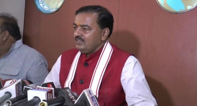 अखिलेश महिला विरोधी और संवेदनाशून्य मुख्यमंत्री है, चच्चा आज़म की भाषा बोल रह है - केशव मौर्य अखिलेश महिला विरोधी और संवेदनाशून्य मुख्यमंत्री है, चच्चा आज़म की भाषा बोल रह है - केशव मौर्य