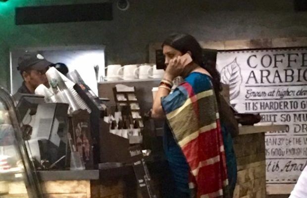 कॉफी रेस्तरां में बिना सिक्योरिटी पहुंची स्मृति ईरानी, तस्वीर हुई वायरल कॉफी रेस्तरां में बिना सिक्योरिटी पहुंची स्मृति ईरानी, तस्वीर हुई वायरल