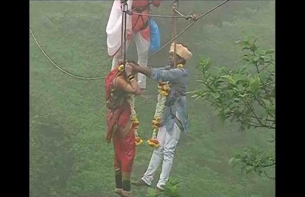 देखें वीडियो: अनौखी शादी जमीन से 300 फीट ऊपर हुई शादी देखें वीडियो: अनौखी शादी जमीन से 300 फीट ऊपर हुई शादी