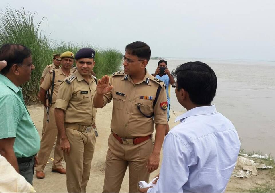 आईजी लखनऊ ने किया बाढ़ प्रभावित जिलों का दौरा आईजी लखनऊ ने किया बाढ़ प्रभावित जिलों का दौरा