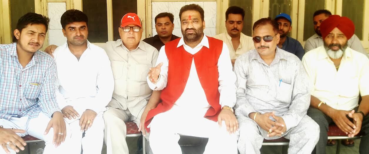 केंद्र व खट्टर सरकार मुझे आतंकवादियों का शिकार ना होने दें - वीरेश शांडिल्य केंद्र व खट्टर सरकार मुझे आतंकवादियों का शिकार ना होने दें - वीरेश शांडिल्य