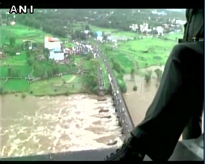 महाड पुल हादसा: अब तक 17 शव बरामद 40 लापता महाड पुल हादसा: अब तक 17 शव बरामद 40 लापता