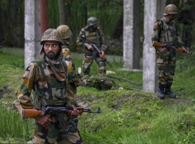 श्रीनगर: पुलवामा में सिक्युरिटी फोर्सेस ने एनकाउंटर में मार गिराया 2 आतंकी, एक की तलाश जारी