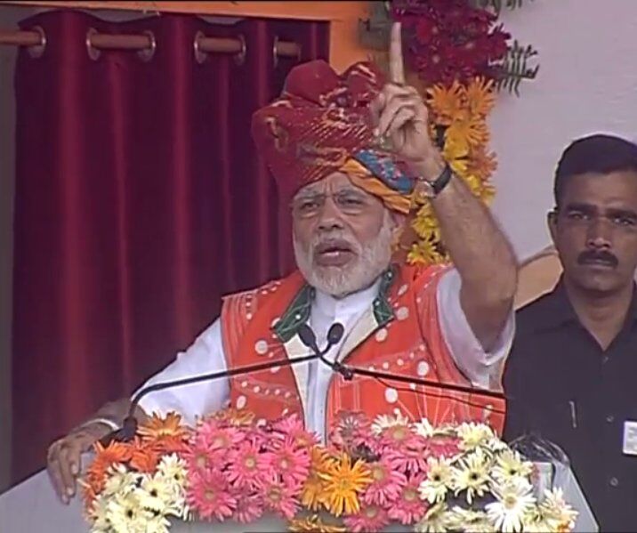 हम कश्मीरी युवाओं के हाथ में हथियार नहीं लैपटॉप देखना चाहते - मोदी हम कश्मीरी युवाओं के हाथ में हथियार नहीं लैपटॉप देखना चाहते - मोदी