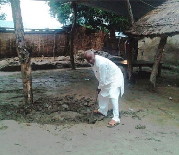 यूपी के इस मंत्री ने बिना सरकारी मदद के खुद ही चलाया फावड़ा, जाने क्यों यूपी के इस मंत्री ने बिना सरकारी मदद के खुद ही चलाया फावड़ा, जाने क्यों
