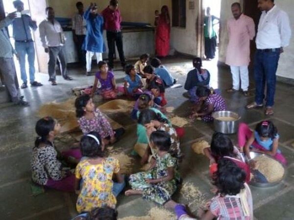 मिड डे मील में कंकड़ देख, बच्चों को ही लगा दिया सफाई में मिड डे मील में कंकड़ देख, बच्चों को ही लगा दिया सफाई में
