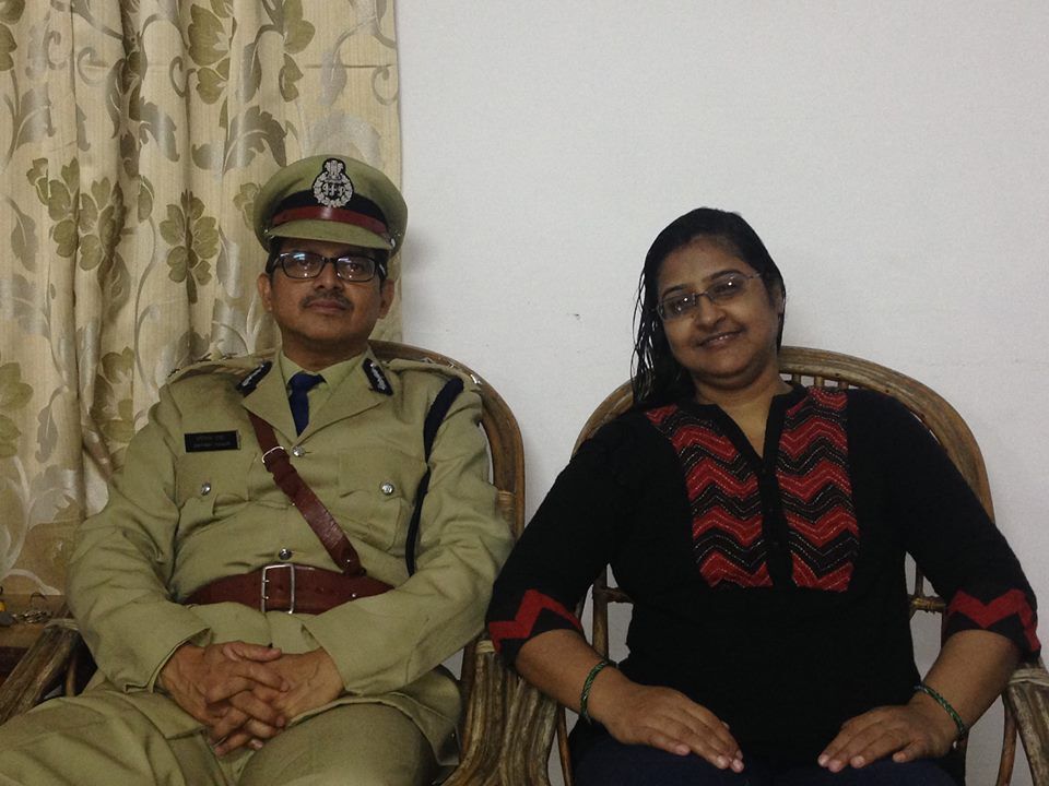 यूपी पुलिस की आईजी अमिताभ ठाकुर ने एक एक विछुड़े वृद्ध व्यक्ति को देर रात घर पहुंचाया यूपी पुलिस की आईजी अमिताभ ठाकुर ने एक एक विछुड़े वृद्ध व्यक्ति को देर रात घर पहुंचाया