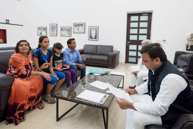 दिखी अखिलेश की दरियादिली ,खून से चिठ्ठी लिखने वाली दोनों बहनों को दिया हर संभव मदद का आश्वासन दिखी अखिलेश की दरियादिली ,खून से चिठ्ठी लिखने वाली दोनों बहनों को दिया हर संभव मदद का आश्वासन