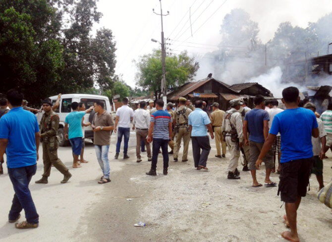असम के कोकराझार में ग्रेनेड हमला 14 लोगों की मौत असम के कोकराझार में ग्रेनेड हमला 14 लोगों की मौत