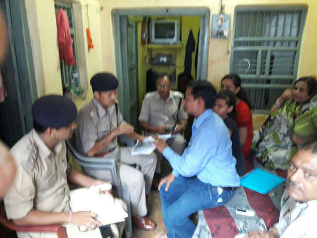 दो बेटियों ने अपने खून से मुख्यमंत्री अखिलेश यादव को लिखी चिट्ठी दो बेटियों ने अपने खून से मुख्यमंत्री अखिलेश यादव को लिखी चिट्ठी