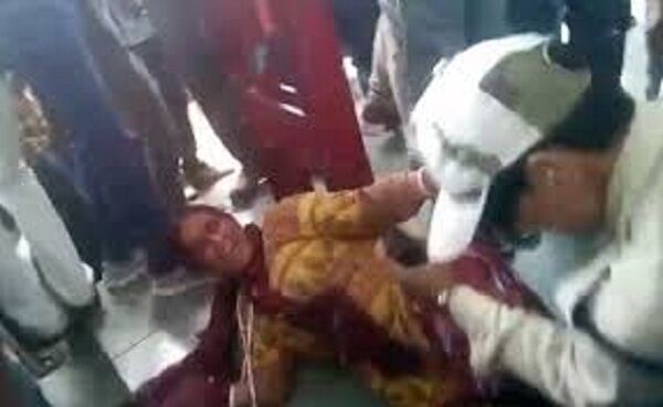 गौमांस के आरोप में दो महिलाओं की सरेआम पिटाई गौमांस के आरोप में दो महिलाओं की सरेआम पिटाई