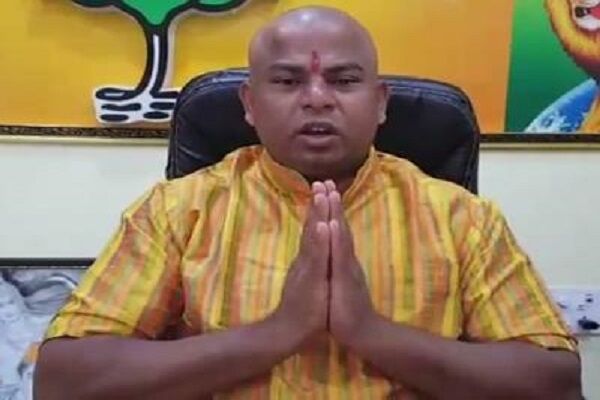BJP विधायक ने गोरक्षा के लिए दलितों की पिटाई को ठहराया जायज, मचा बवाल BJP विधायक ने गोरक्षा के लिए दलितों की पिटाई को ठहराया जायज, मचा बवाल