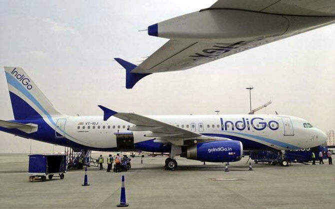 इंडिगो का कारनामा, 14 यात्रियों को एयरपोर्ट पर छोड़ 25 मिनट पहले ही प्लेन ने भरी उड़ान