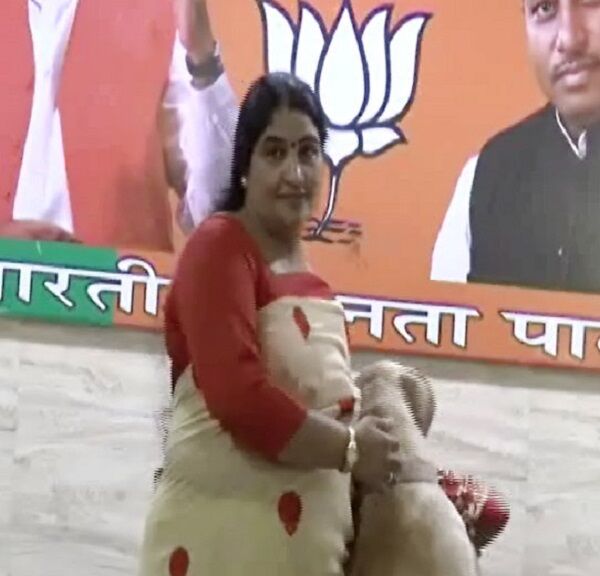 बीजेपी के पूर्व मंत्री का कुत्ता चोरी, ढूंढने के लिए पत्नी ने मांगी फोर्स बीजेपी के पूर्व मंत्री का कुत्ता चोरी, ढूंढने के लिए पत्नी ने मांगी फोर्स