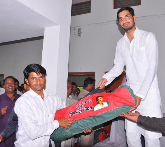 आदित्य यादव ने युवा खिलाड़ियों को किया सम्मानित आदित्य यादव ने युवा खिलाड़ियों को किया सम्मानित