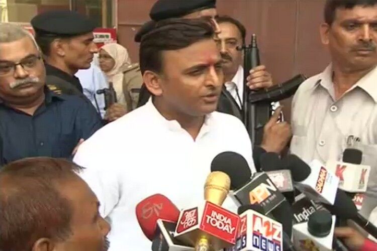 बीजेपी यूपी में कानून व्यबस्था पर बोलने से पहले जाने कि इन प्रदेशों में किसकी सरकार है - सपा बीजेपी यूपी में कानून व्यबस्था पर बोलने से पहले जाने कि इन प्रदेशों में किसकी सरकार है - सपा