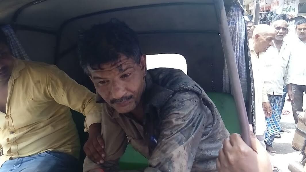 सिपाही ने किया फिर बर्दी को शर्मशार, कीचड़ में पड़े रहे पीकर दारू सिपाही ने किया फिर बर्दी को शर्मशार, कीचड़ में पड़े रहे पीकर दारू