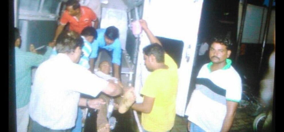 अयोध्या में बेकाबू ट्रक ने डिवाइडर पर सो रहे श्रद्धालुओं को रौंदा, सात की मौत अयोध्या में बेकाबू ट्रक ने डिवाइडर पर सो रहे श्रद्धालुओं को रौंदा, सात की मौत